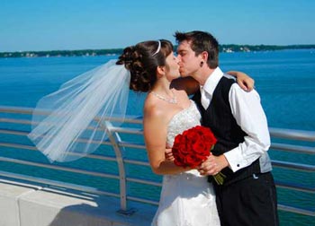 A kiss with a romantic Monona Terrice lake view